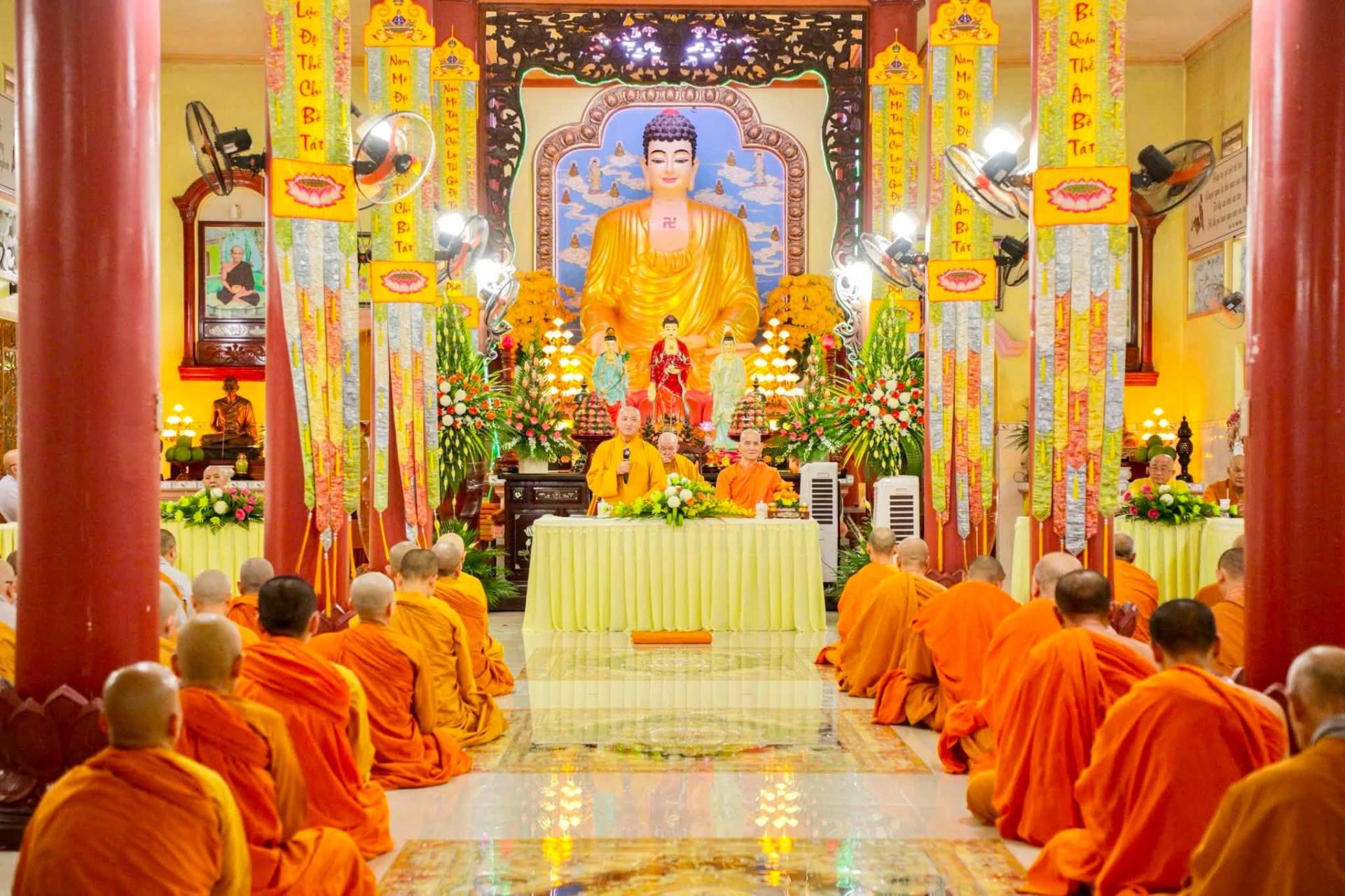 Hòa Thượng Thích Huệ Thông Quang Lăm Thăm Và Sách Tấn Hành Giả An Cư Tại Trường Hạ Chùa Long Phước Thọ.